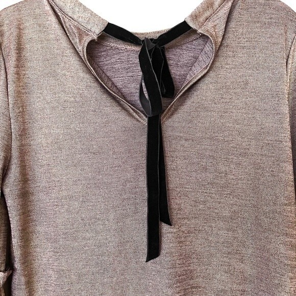 Soul Sanctuary metallic top with pleated bell sleeves keyhole back Size M - Picture 4 of 9